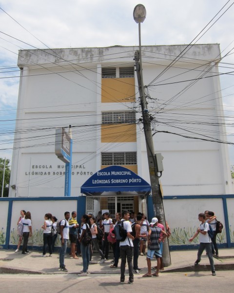 A entrada da Escola Municipal Leônidas Sobrino Porto em Bangu, 2012